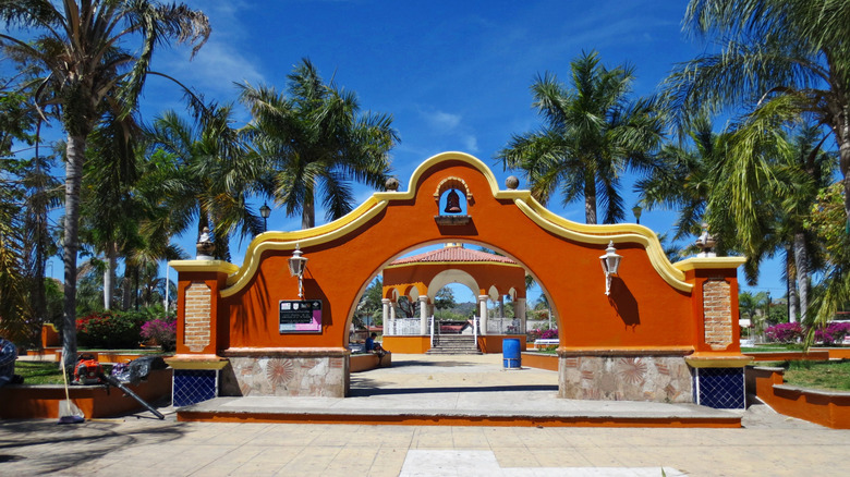 Arc orange dans le directeur de la place Lo de Marcos