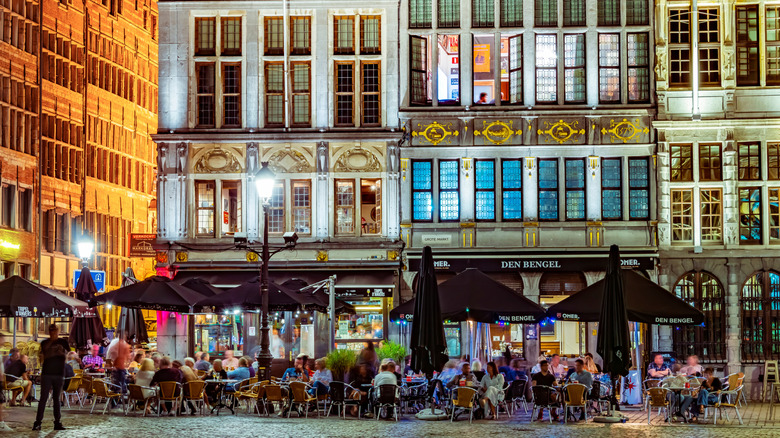 Restaux de rue parmi les bâtiments historiques du centre d'Anvers