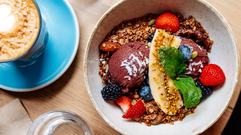 Un bol d'açai sain et une boisson au café qui l'accompagne
