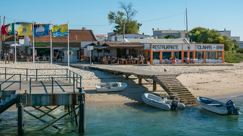 Le quai sur l'île Armona avec vue sur les différents restaurants