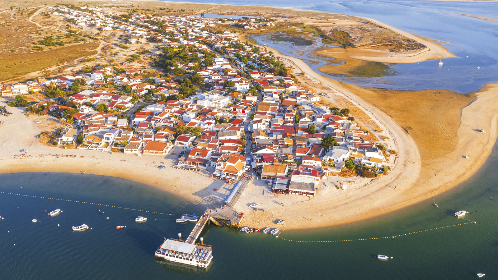 Échappez aux masses du Portugal Sand White Sand à sous-estimé du Portugal plein de locations en bord de mer
