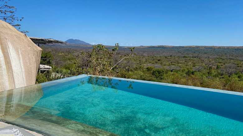 La piscine de pointe à l'infini à Jabali Ridge dans le parc national de Ruaha