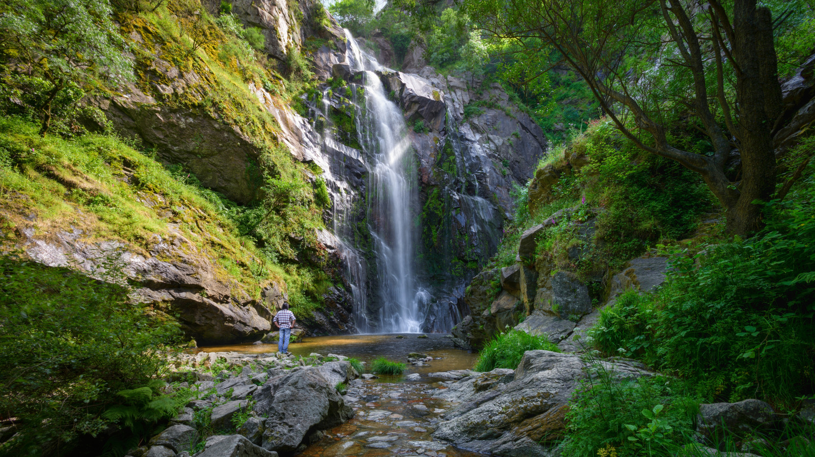 Cette région magique de la côte espagnole est connue pour son abondance de cascades nichées dans les forêts de fées