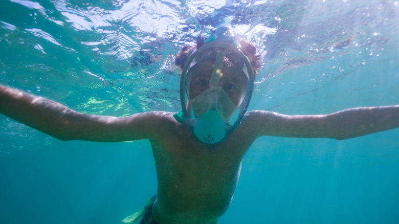 Un adolescent avec un masque de plongée dans l'eau au Portugal.