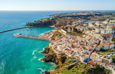 L'une des plages les plus sous-estimées du Portugal propose des randonnées à flanc de falaise et des criques de plongée secrètes secrètes