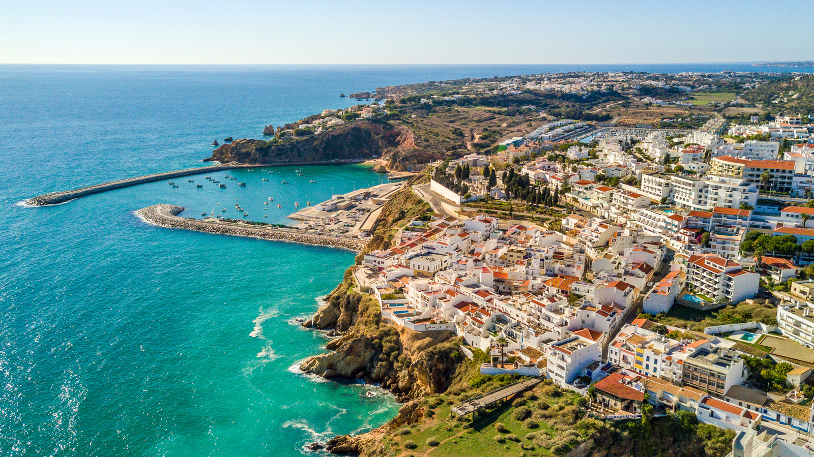 L'une des plages les plus sous-estimées du Portugal propose des randonnées à flanc de falaise et des criques de plongée secrètes secrètes