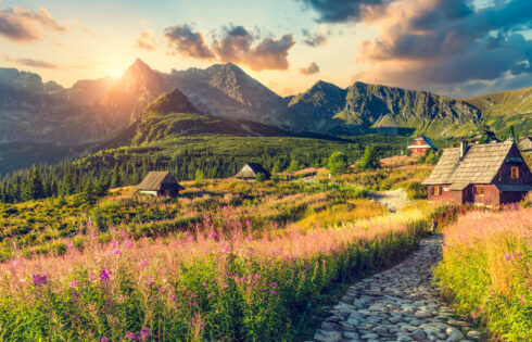 Caché dans les montagnes de la Pologne est un charmant paradis touristique avec des vues à couper le souffle et des loisirs