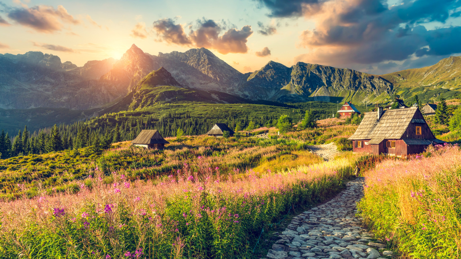 Caché dans les montagnes de la Pologne est un charmant paradis touristique avec des vues à couper le souffle et des loisirs
