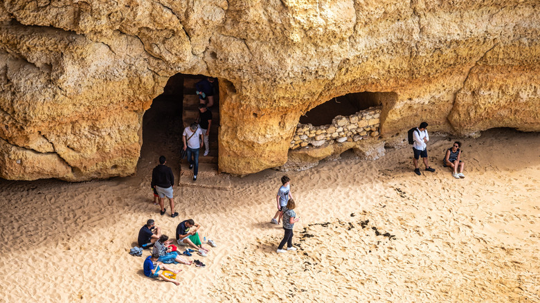Les randonneurs reposant au Benagil devalent le long de la côte de l'Algarve.