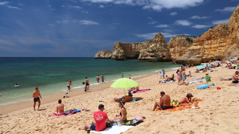 Beach Goers sur Praia da Marinha, Portugal.