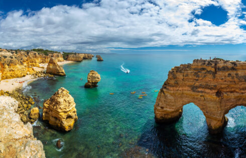 L'une des plages les plus dignes des cartes postales du Portugal promet des sentiers d'allumage et des eaux turquoise