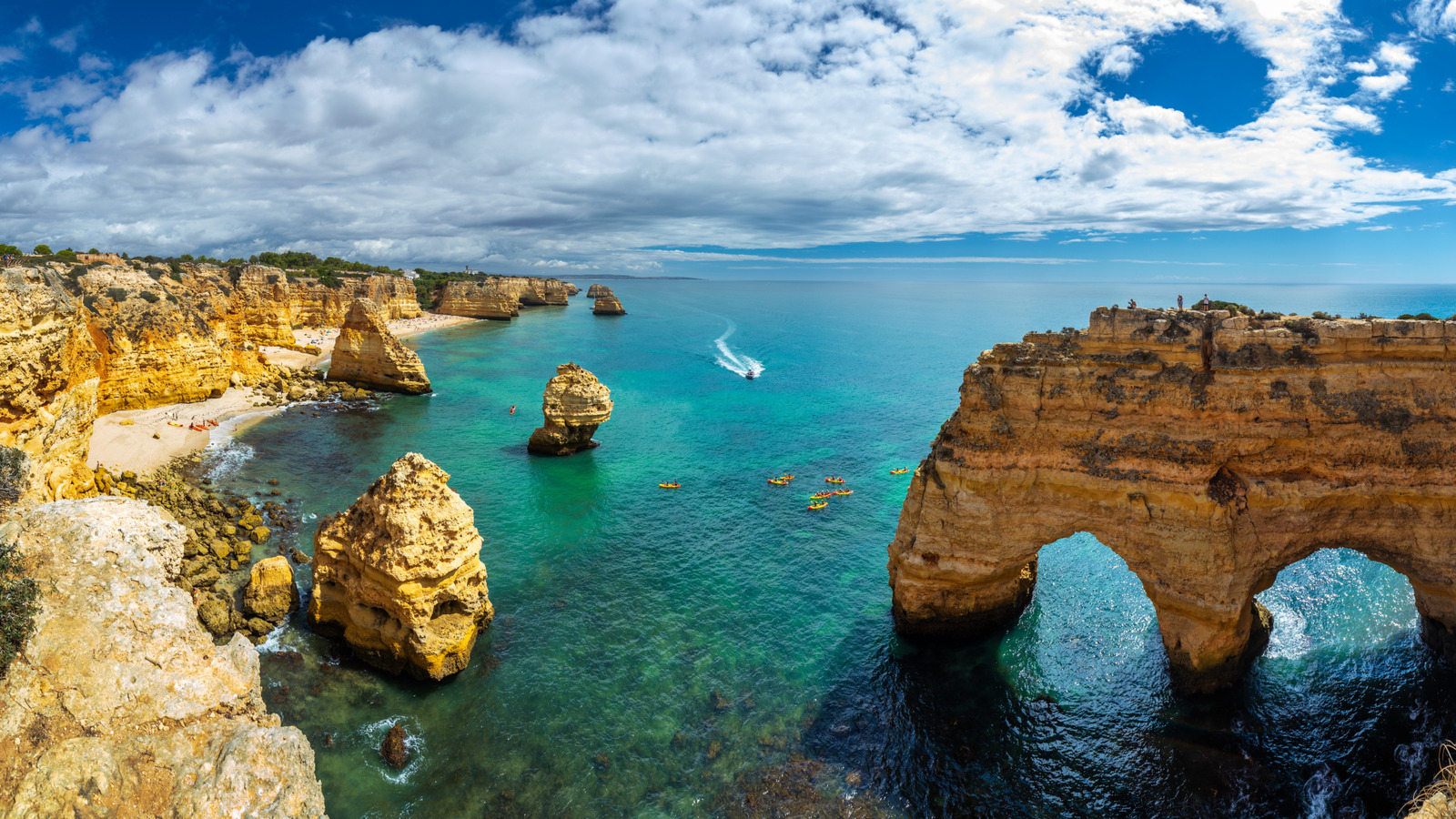 L'une des plages les plus dignes des cartes postales du Portugal promet des sentiers d'allumage et des eaux turquoise