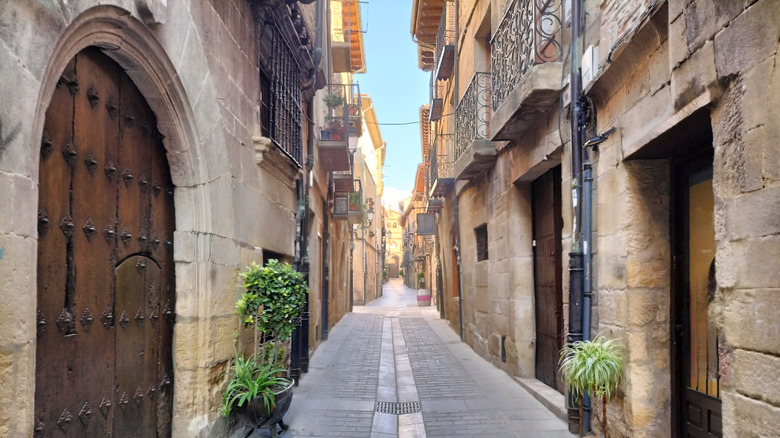 Une rue étroite dans la ville médiévale de Laguardia, Espagne
