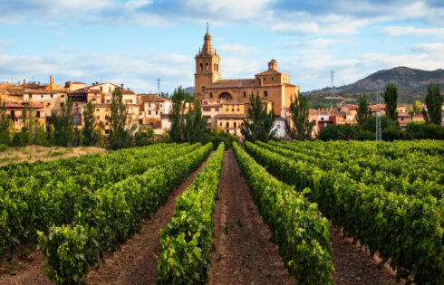 La région viticole de Prime d'Espagne est une tapisserie roulante de villages de grès et de caves légendaires