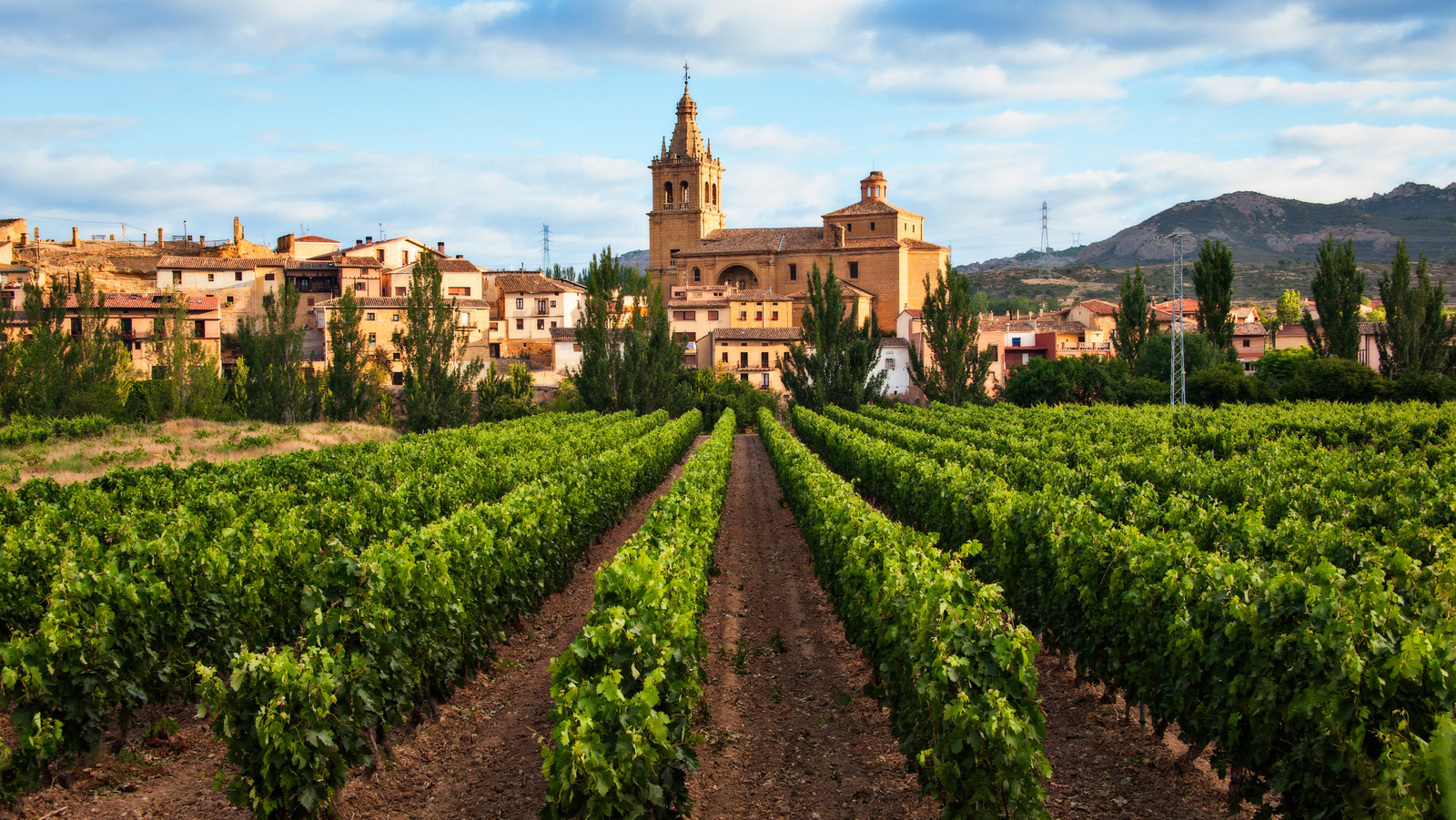 La région viticole de Prime d'Espagne est une tapisserie roulante de villages de grès et de caves légendaires