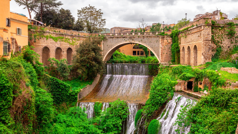 Cascade qui passe sous un pont à Villa Gregoriana à Tivoli, en Italie