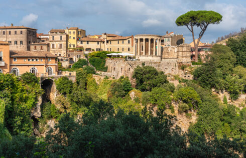 La villa moins courte de Tivoli est pleine de sentiers luxuriants, de cascades et d'un ancien temple romain
