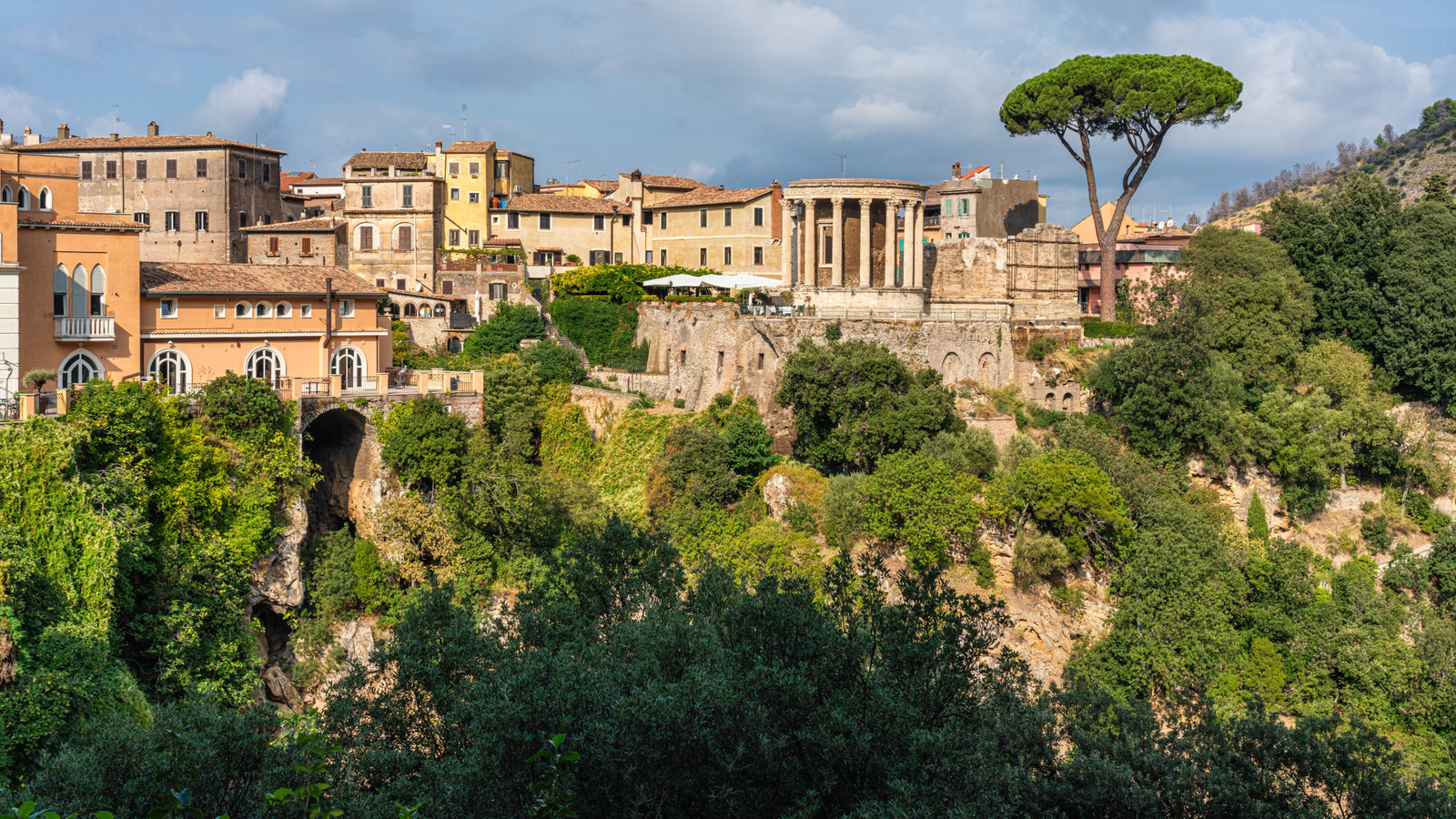 La villa moins courte de Tivoli est pleine de sentiers luxuriants, de cascades et d'un ancien temple romain