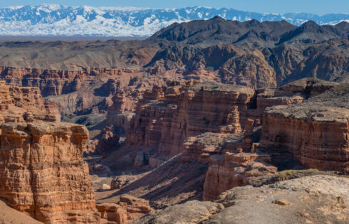Le «Grand Canyon du Kazakhstan» est une merveille naturelle fascinante avec des paysages dramatiques et une beauté de la rivière