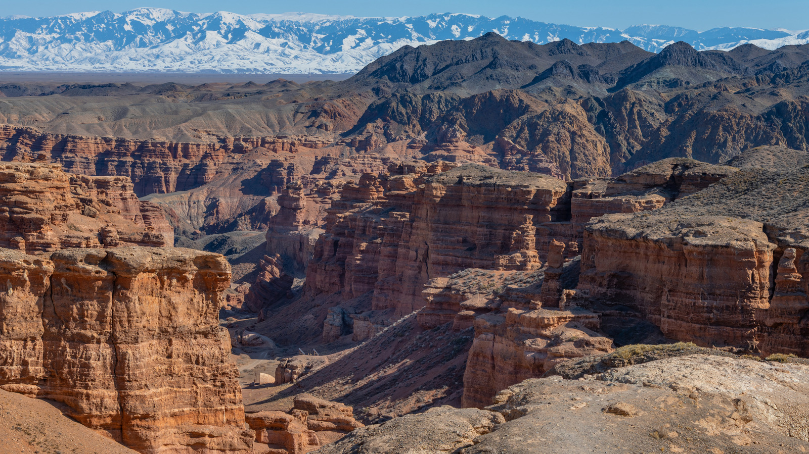 Le «Grand Canyon du Kazakhstan» est une merveille naturelle fascinante avec des paysages dramatiques et une beauté de la rivière