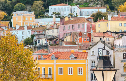 Les montagnes du Portugal possèdent une ville de conte de fées intemporelle avec des palais d'un autre monde et des jardins enchanteurs