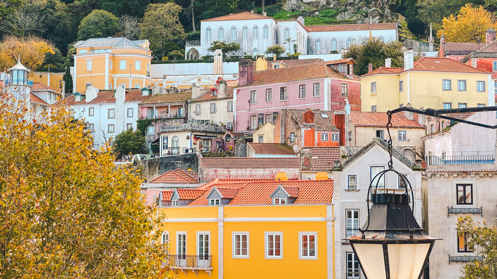 Les montagnes du Portugal possèdent une ville de conte de fées intemporelle avec des palais d'un autre monde et des jardins enchanteurs