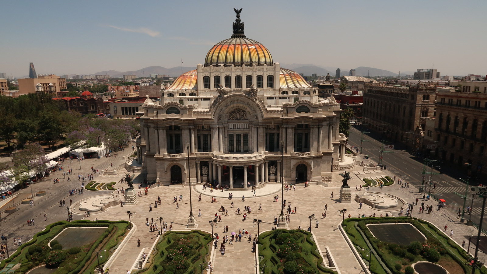 L'un des plus anciens quartiers de Mexico bourdonne de fêtes sur le toit, des ruines aztèques et des stands de fruits de mer