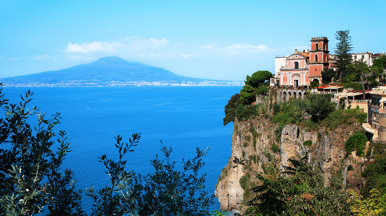 Une vue d'une falaise à vico equense, Italie