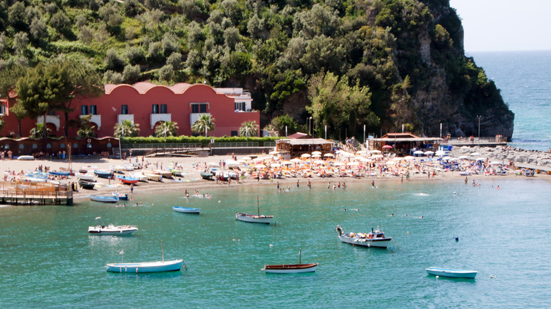 Une baie de sable soutenue par une grande colline verte à vico equense