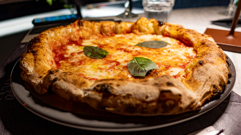 Une pizza de style napolitain avec de la mozzarella et du basilic.