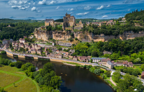 La région de la tête dorée sous-estimée de la France est l'endroit où les châteaux, l'art des grottes et les beaux aliments se mélangent avec bonheur