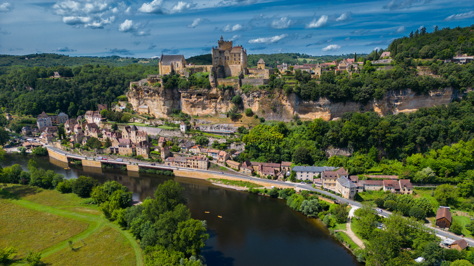 La région de la tête dorée sous-estimée de la France est l'endroit où les châteaux, l'art des grottes et les beaux aliments se mélangent avec bonheur