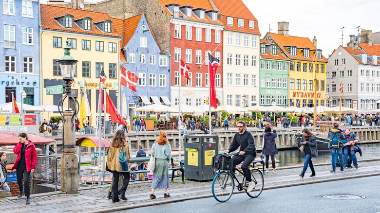 Cyclistes, piétons et touristes à Christianshavn, quartier de Nyhavn