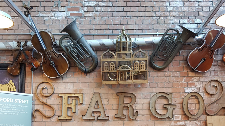 Signes et instruments décoratifs dans le village de Far Go, Coventry