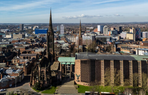 Caché entre Londres et Manchester est une ville dynamique qui déborde de vie nocturne et de flair local