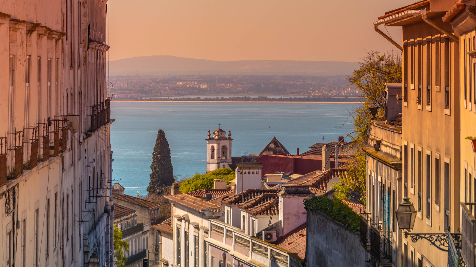 L'un des quartiers les plus sous-estimés de Lisbonne est une poche secrète de couleur, de pavés et de vibrations côtières