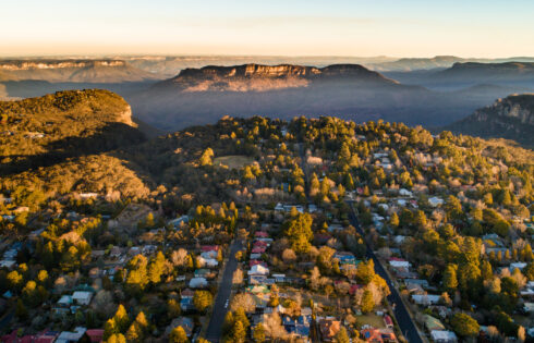 Hidden in Australia Blue Mountains est une ville de livre de contes avec des fleurs de cerisier et des cascades pittoresques