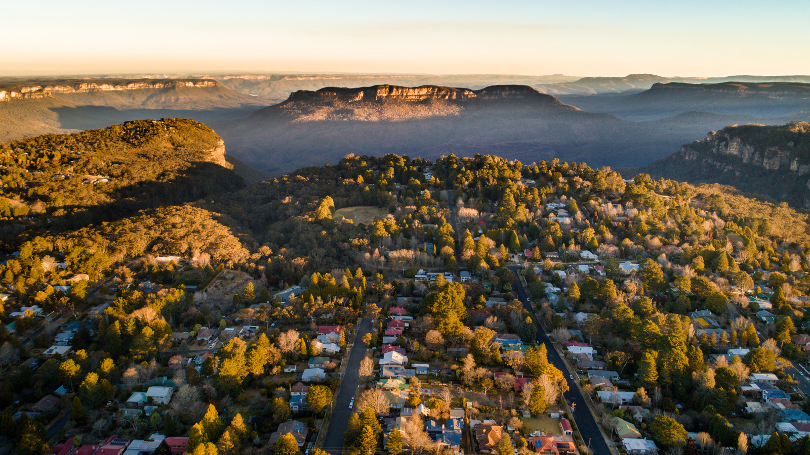 Hidden in Australia Blue Mountains est une ville de livre de contes avec des fleurs de cerisier et des cascades pittoresques