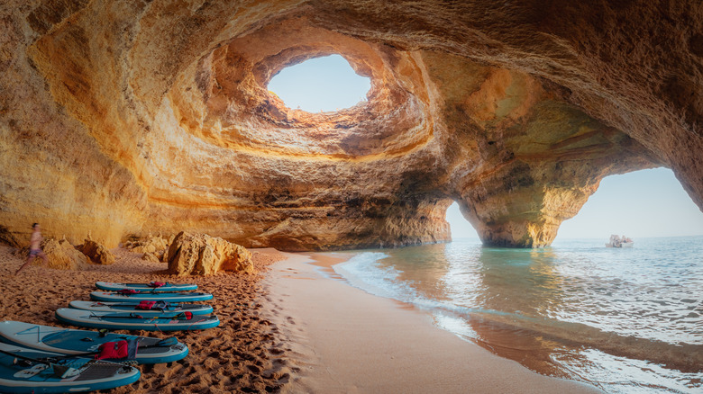 planches de surf dans la grotte de Benagil