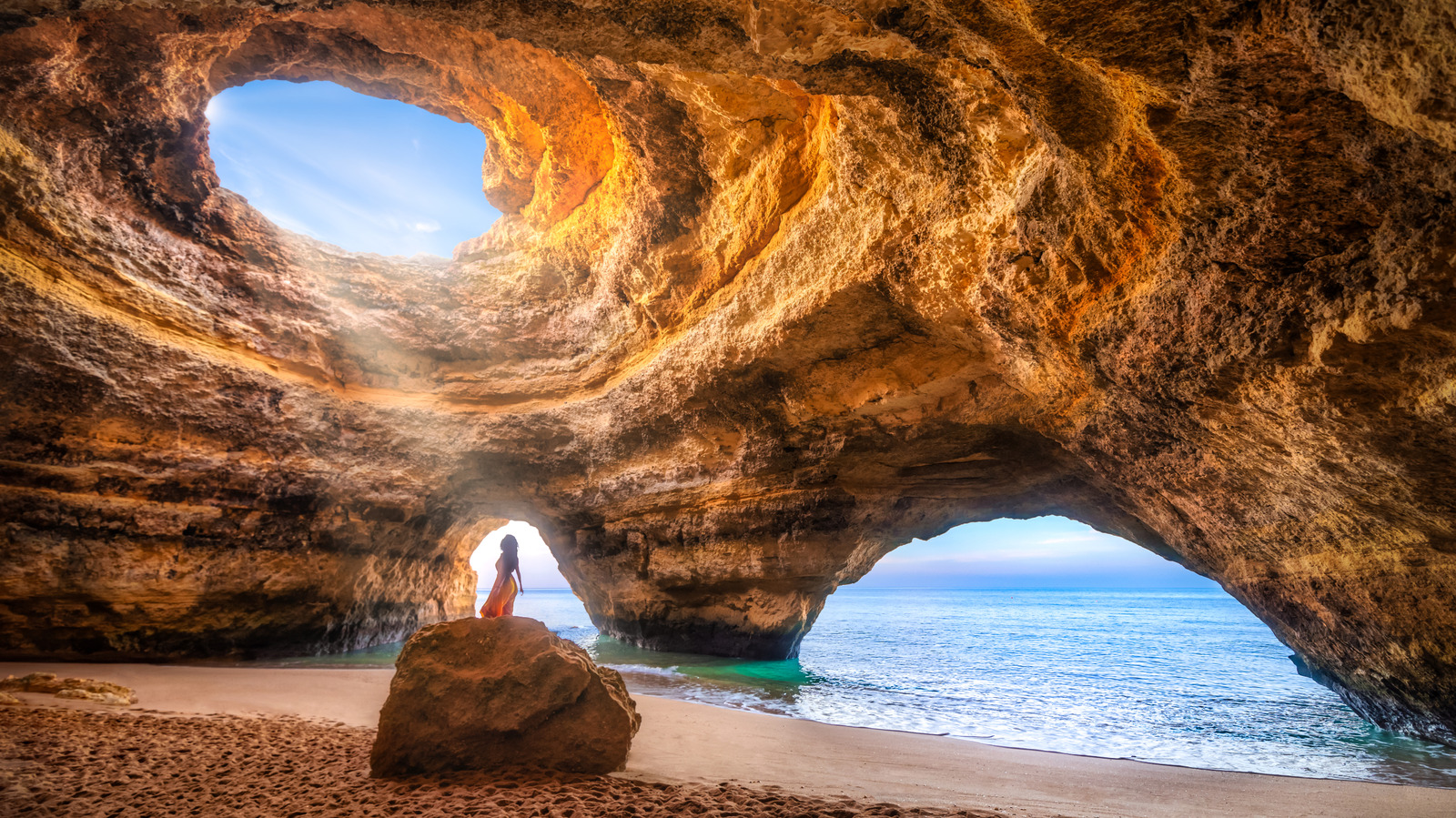 Ce tronçon de la côte du Portugal offre une grotte maritime enchanteresse et l'une des plus belles plages du monde