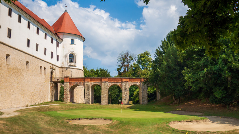 Château de Mokrice en Slovénie par une journée ensoleillée