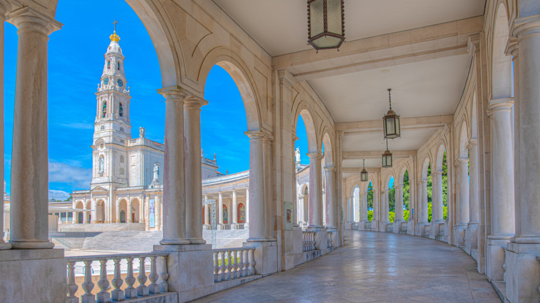 Arches et tour de l'Église dans le sanctuaire de Fatima