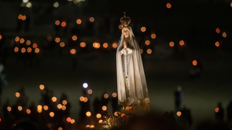 La statue de Notre-Dame de Fatima à la procession de bougies