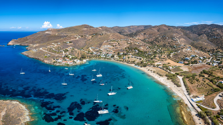 Bateaux dans de l'eau bleue près d'une plage de sable sur Kea en Grèce