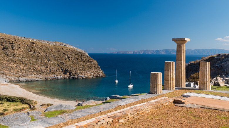 Des ruines historiques du temple au-dessus d'une plage de sable à Karthea, Kea