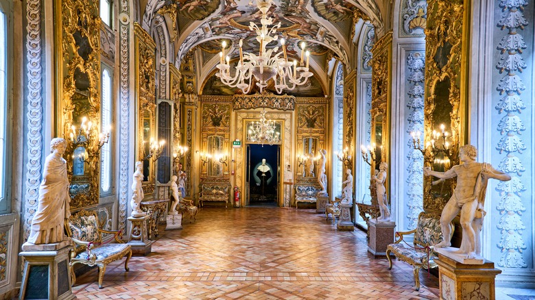 La salle des miroirs de la Galleria Doria Pamphilj à Rome