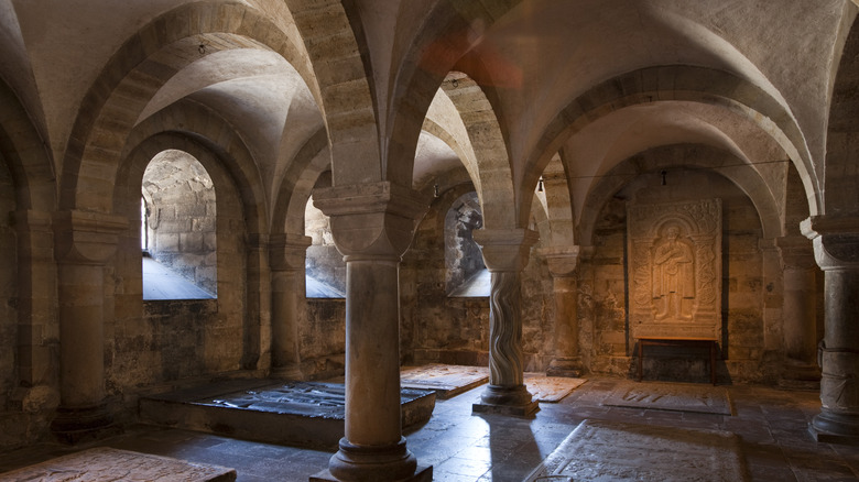 Arches de pierre dans la cathédrale de Lund en Suède