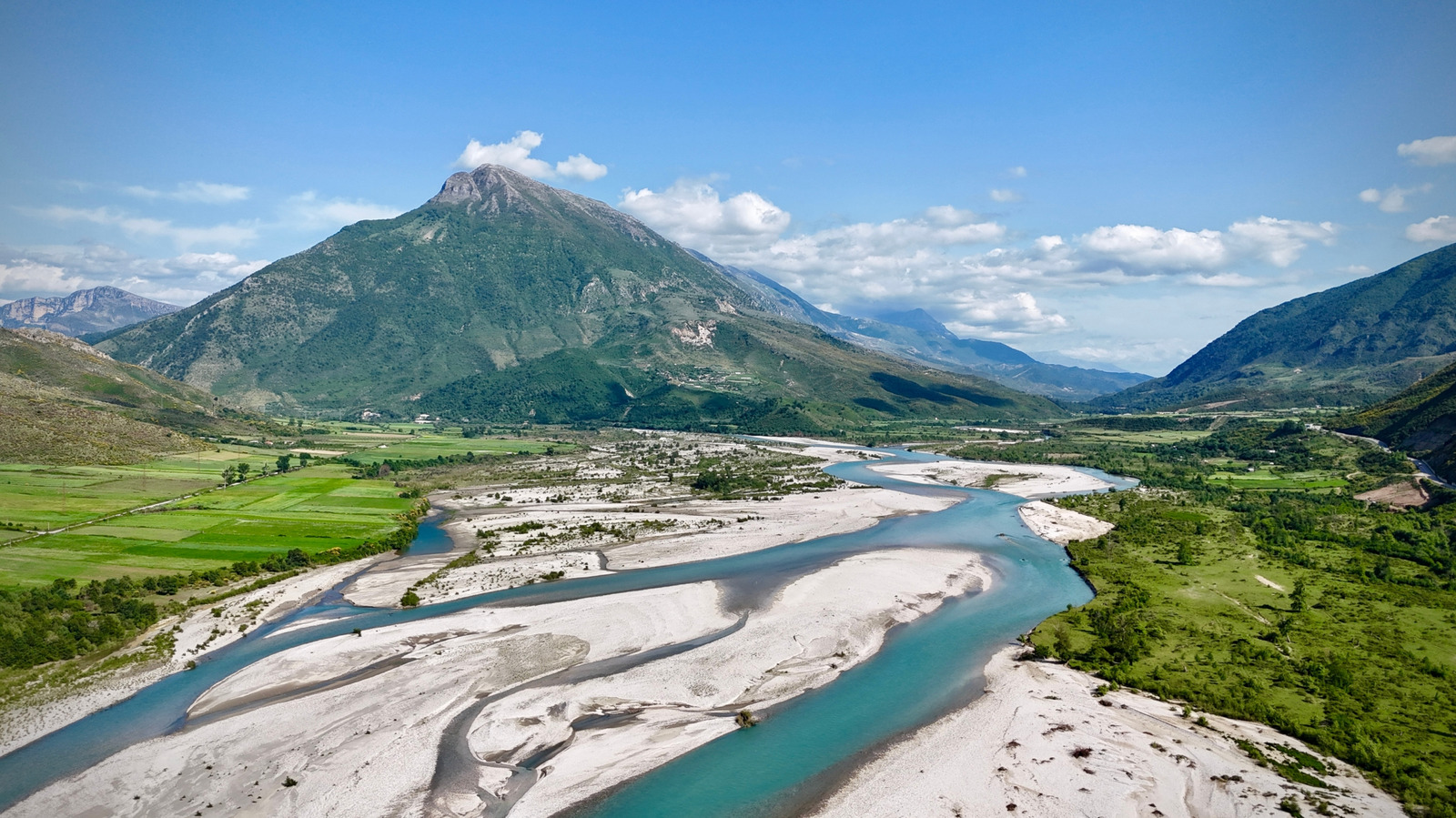 Le premier parc national de la rivière Wild d'Europe à travers divers écosystèmes offrant un plaisir d'eau sans fin