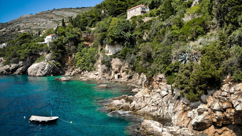 La falaise de la plage de Sveti Jakov fait face à l'eau près de Dubrovnik, Croatie