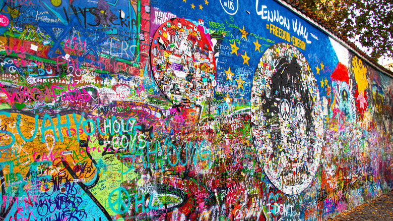 Le mur de Lennon à Prague: un hommage coloré à la liberté, à l'énergie et à la créativité